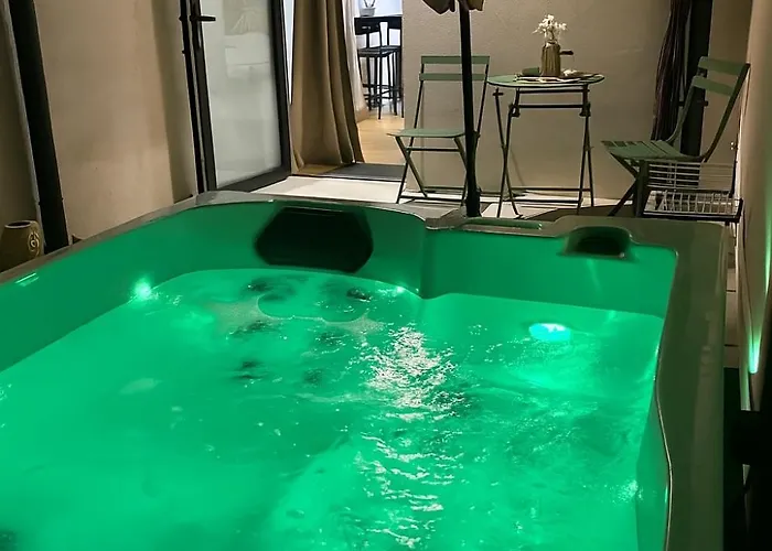 Le Chene Dore Appartement Romantique Avec Jacuzzi Prive Au Coeur Du Centre Touristique *