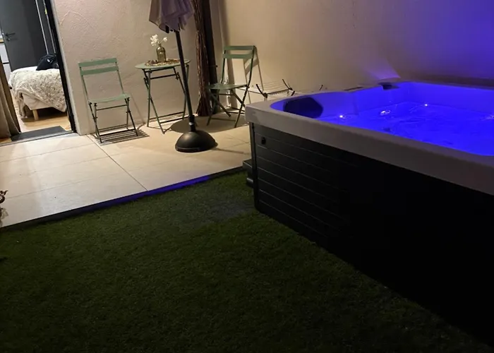 Le Chene Dore Appartement Romantique Avec Jacuzzi Prive Au Coeur Du Centre Touristique *