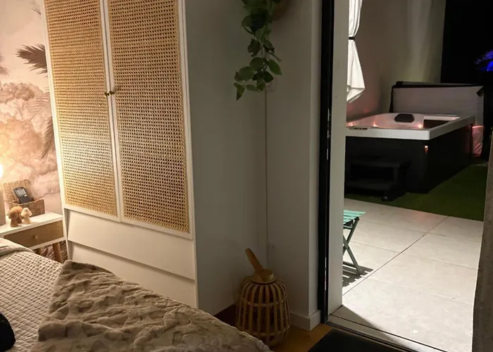 Le Chene Dore Appartement Romantique Avec Jacuzzi Prive Au Coeur Du Centre Touristique *